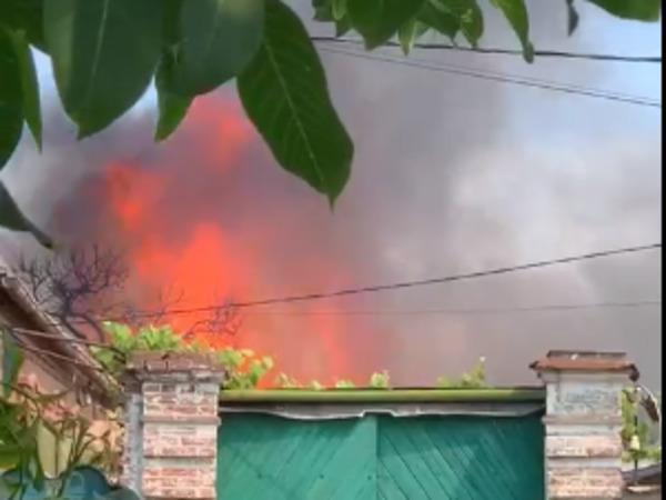 Возле детской больницы в Таганроге горит частный дом