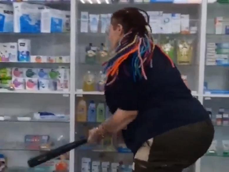Женщина разрушила битой витрину аптеки в Таганроге