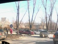 В Таганроге при столкновении автомобиль снес знак пешеходного перехода