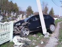 «Киа Сид» влетел в забор сельского кладбища в 3-х км от Таганрога