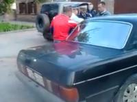 В Таганроге лихач едва не наехал на пешехода, а потом пытался от него откупиться