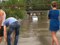 В Таганроге после ливня машины плывут по дорогам В Таганроге после ливня машины плывут по дорогам