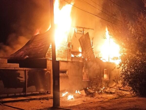 В Таганроге семья с ребенком получили сильные ожоги при пожаре в доме