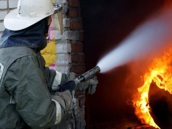 В Таганроге сгорели гараж и кровля частного дома