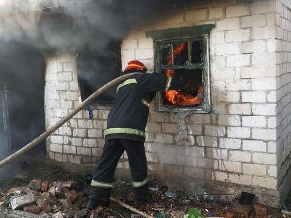 В Таганроге сгорела хозпостройка в переулке Лагерном