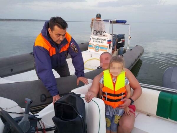 Семья с ребенком застряли на катере посреди Таганрогского залива