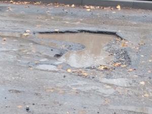 Жители Таганрога просят залатать огромную яму в дорогу на Большой Бульварной