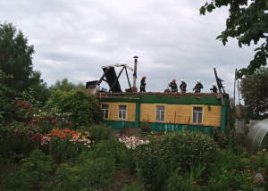 Два человека едва не сгорели при пожаре в доме в Таганроге