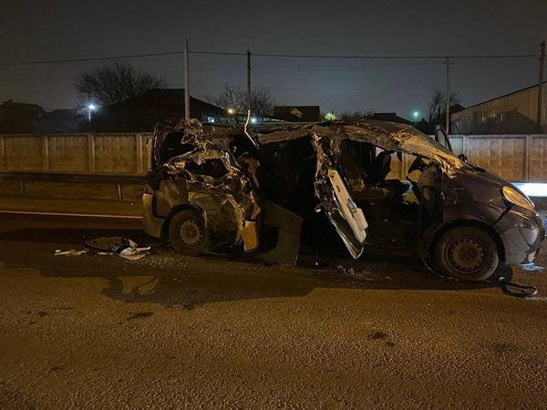 В жутком ДТП на трассе Ростов-Таганрог погибли две пассажирки микроавтобуса