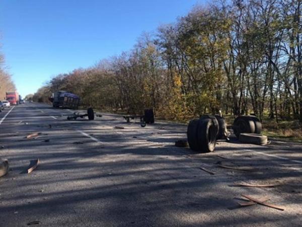 На трассе Ростов -Таганрог развалившийся на ходу грузовик спровоцировал жесткое ДТП