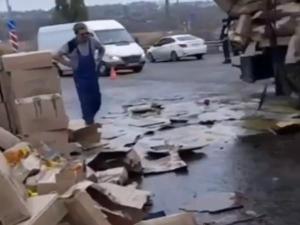 Трассу Ростов-Таганрог залило подсолнечным маслом после ЧП с грузовиком