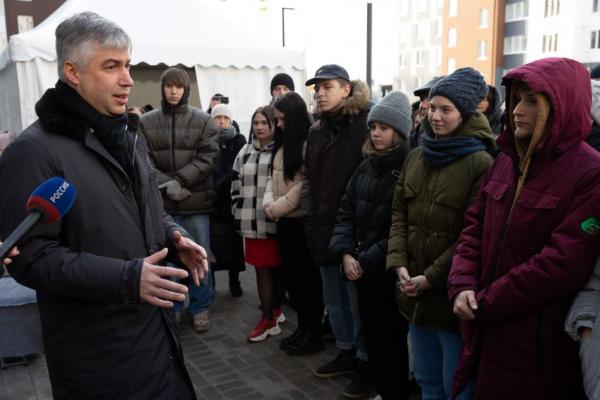 Алексей Логвиненко вручил детям-сиротам ключи от новых квартир в Ростове