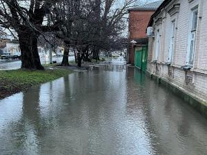 После ливня в Таганроге затопило участок возле центрального рынка