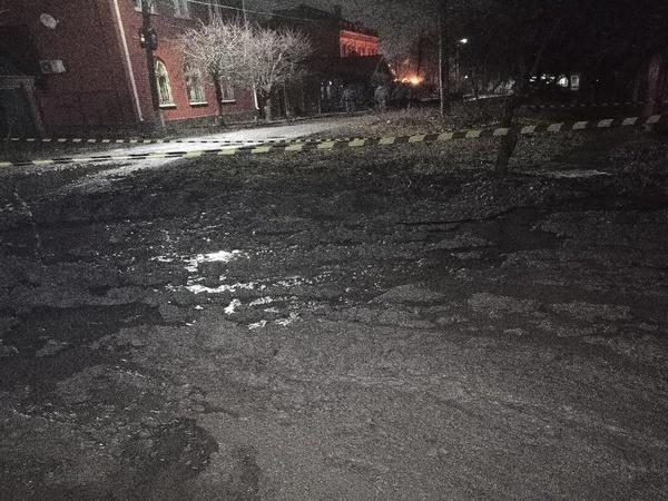 Из-за прорыва трубы в Таганроге затопило перекресток