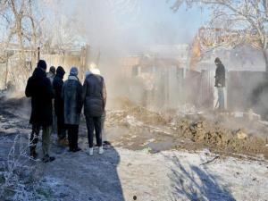 В Таганроге переулок Каркасный затопило из-за прорыва на теплотрассе