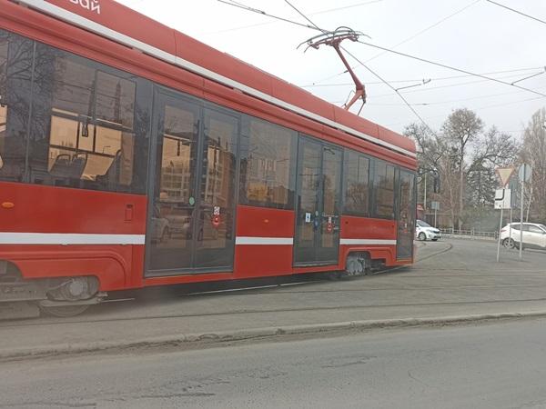 В Таганроге в очередной раз сошел с рельсов новый трамвай