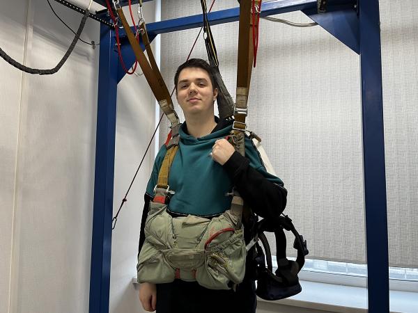 Студент МАИ из Ростова создал VR-тренажер для парашютистов