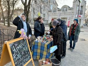 В центре Таганрога раздавали книги и поделки