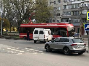 В Таганроге водитель ГАЗели протаранил трамвай