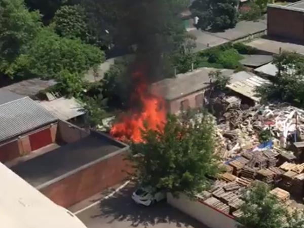В Таганроге десятки спасателей тушат пожар на строительной базе: видео