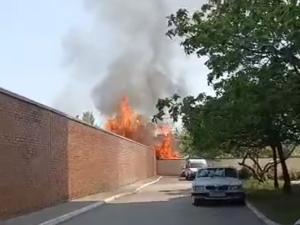 В Таганроге десятки спасателей тушат пожар на строительной базе: видео