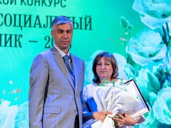 Алексей Логвиненко вручил грамоты соцработникам в преддверии профессионального праздника