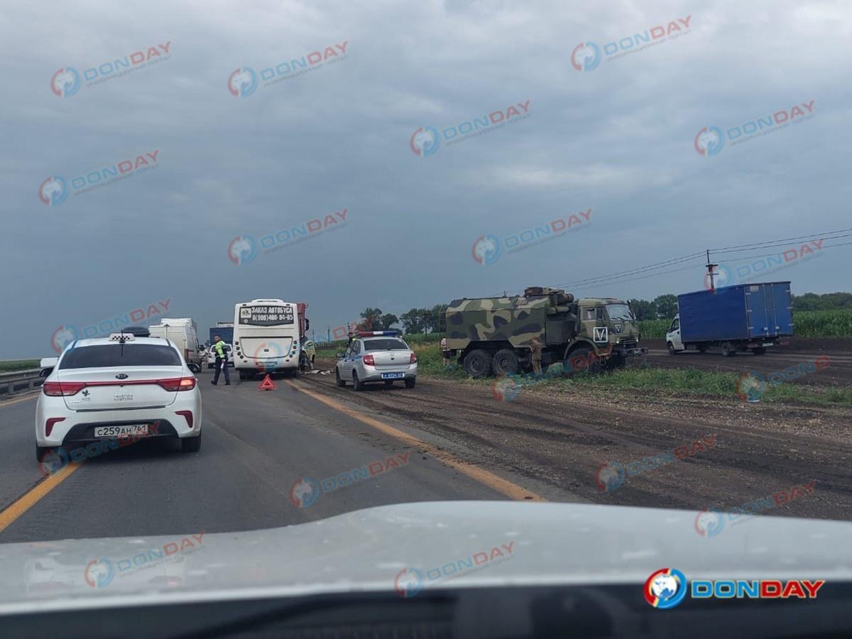 Под Таганрогом автобус столкнулся с военной машиной » DonDay - новости  Таганрога. Происшествия, события, новости бизнеса, политики, культуры и  спорта.