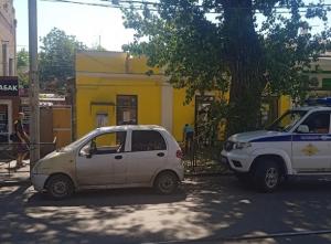 В центре Таганрога мужчина кидался бутылками с жидкостью в прохожих
