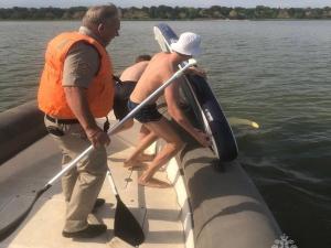 В Таганроге подростки едва не утонули в открытом море из-за сильного ветра