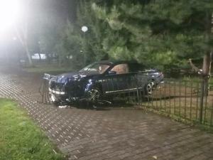 В Таганроге водитель «Ниссана» снес ограждение и скрылся с места ДТП