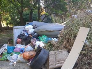 Вдоль жилого дома в Таганроге образовалась стихийная свалка