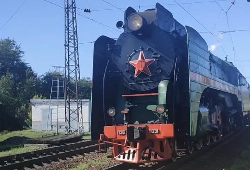 Жители Таганрога сняли на видео ретро-поезд