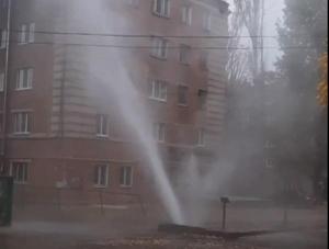 В Таганроге на Пальмиро Тольятти забил коммунальный фонтан