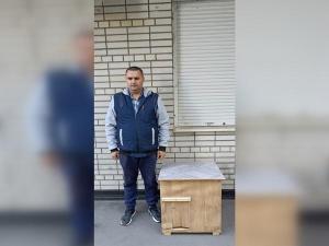 Житель Таганрога делает будки для бездомных кошек и собак