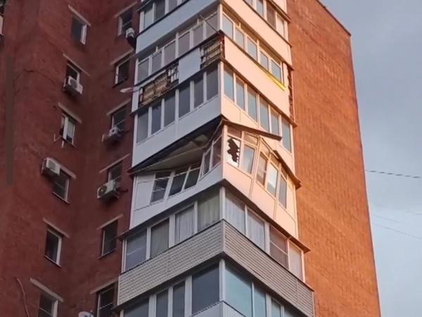 В Таганроге ураганный ветер снес балкон в многоэтажке