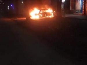 В Таганроге во дворе жилого дома сгорели две машины