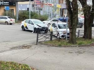 В центре Таганрога произошло ДТП с двумя такси