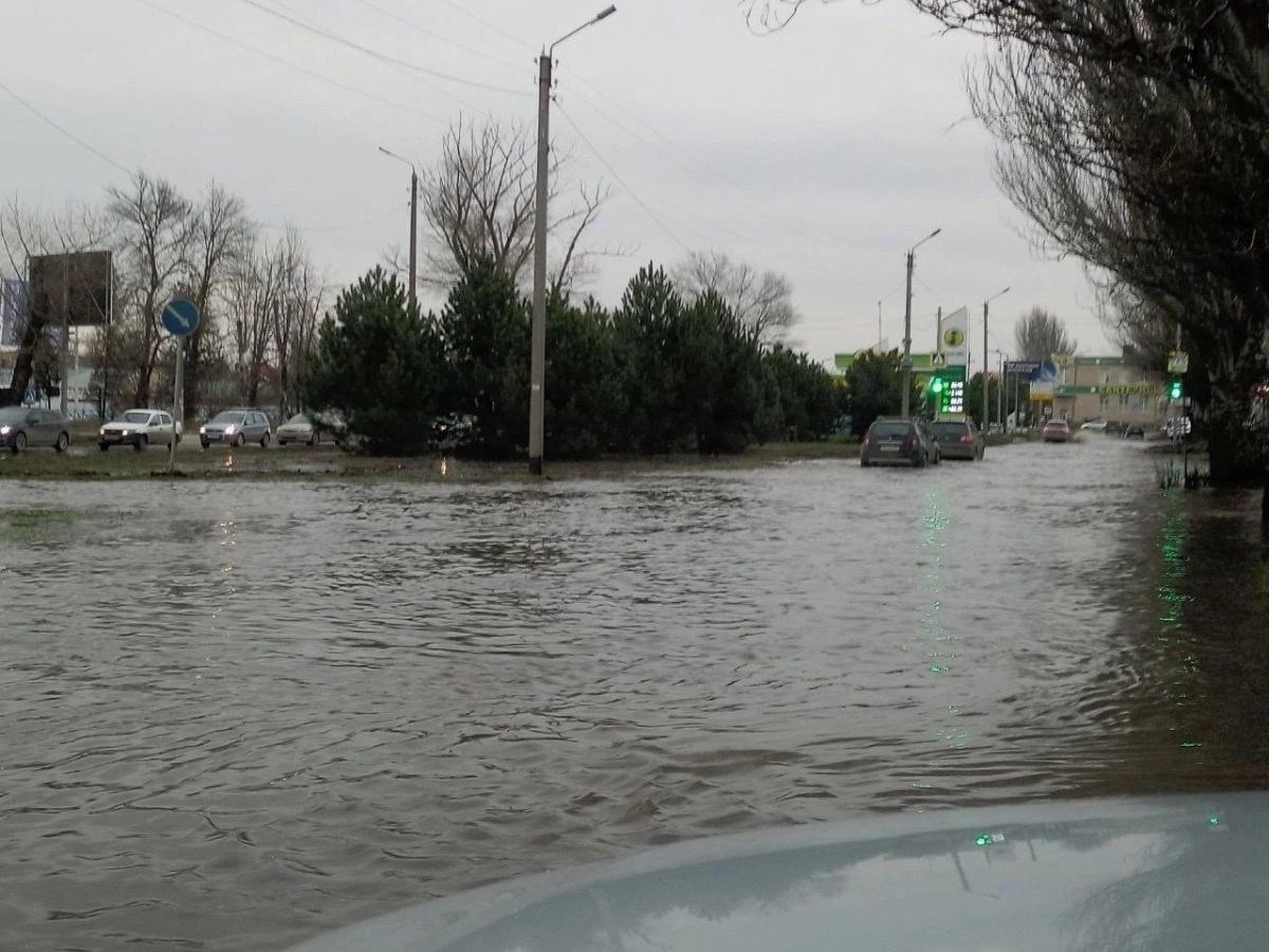 В Таганроге затопило Мариупольское шоссе » DonDay - новости Таганрога.  Происшествия, события, новости бизнеса, политики, культуры и спорта.