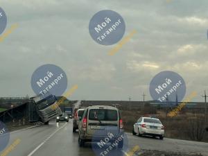Под Таганрогом фура съехала в кювет