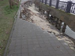 Жители Таганрога пожаловались на огромную яму на набережной