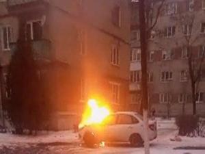 В Таганроге на улице Шаумяна сгорела «Лада Гранта»