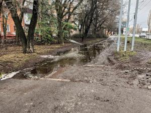 В Таганроге тротуар на Транспортной превратился в минное поле из-за ям