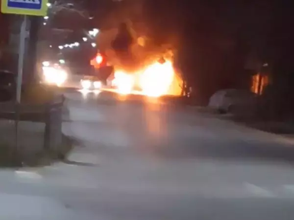 В Таганроге на улице Розы Люксембург загорелся автомобиль «Вольво»