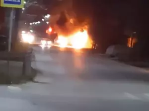 В Таганроге на улице Розы Люксембург загорелся автомобиль «Вольво»