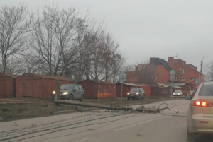 Таганрожцы пожаловались на упавшие столбы ЛЭП на дорогу на улице Октябрьской