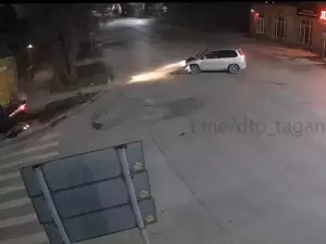В Таганроге «ВАЗ-2109» опрокинулся на крышу после аварии