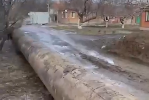 Таганрожцы пожаловались на трубу, затрудняющую движение на Мало-Почтовой улице