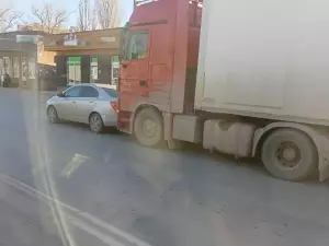 В Таганроге большегруз протаранил иномарку