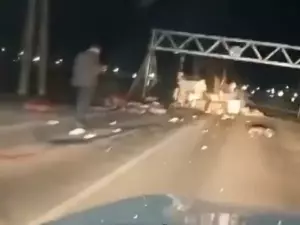 В Таганроге фура с крупной бытовой техникой попала в аварию