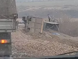 На трассе Ростов – Таганрог перевернулся грузовик